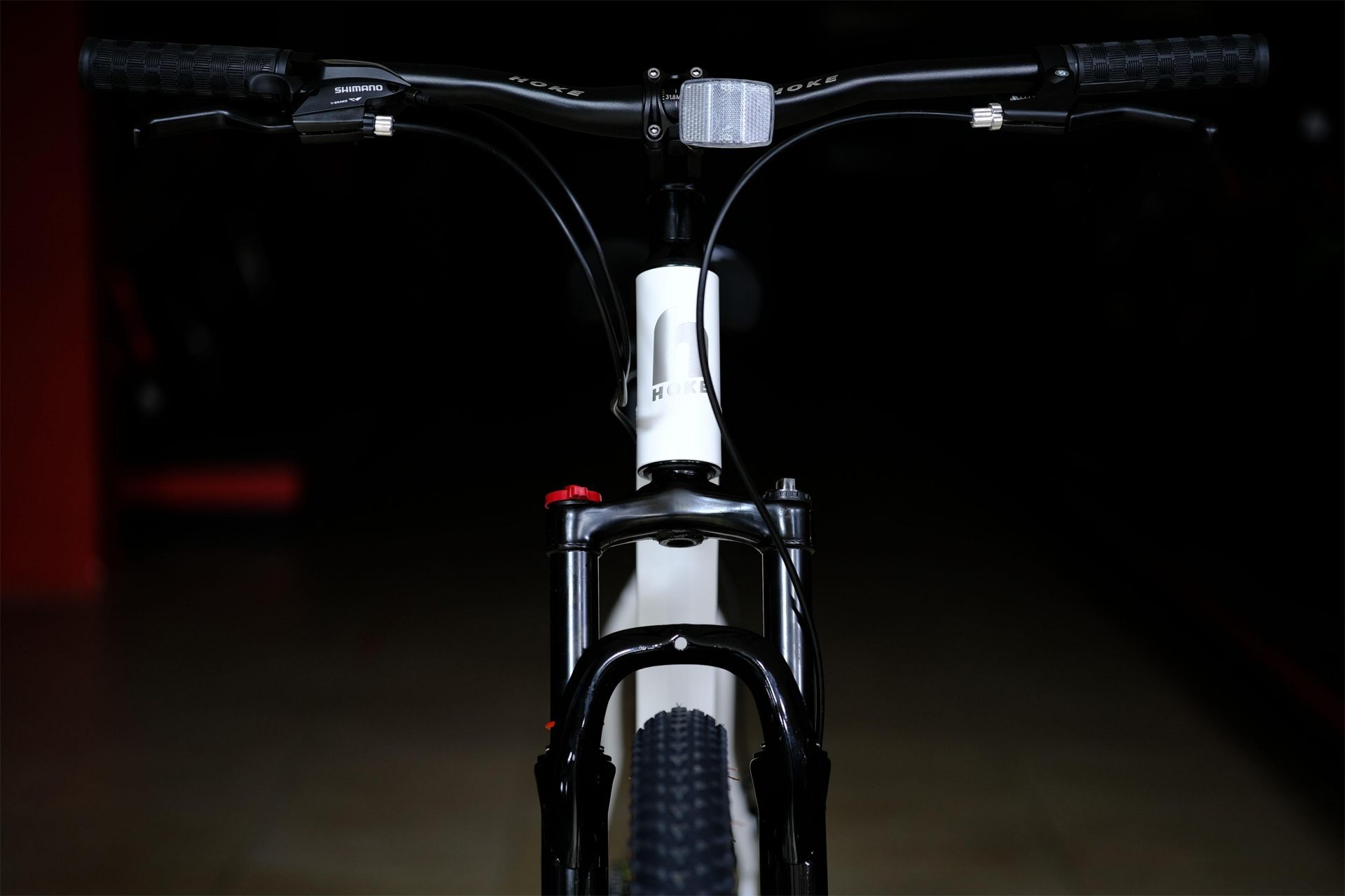 Вилка амортизационная пружинная 100 mm с функцией регулировки и блокировки хода (механическая блокировка) HOKE ONE WAY 29 белый-серый 19