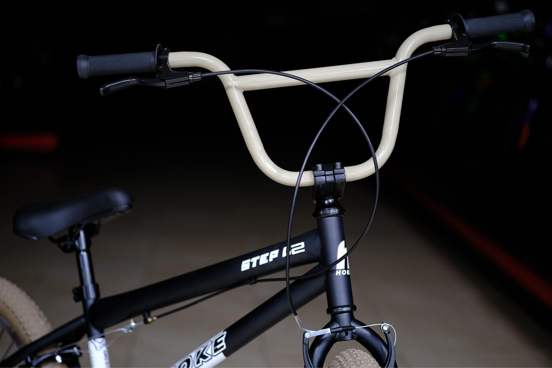 Жесткая стальная вилка
 HOKE BMX Step L2 матовый чёрный